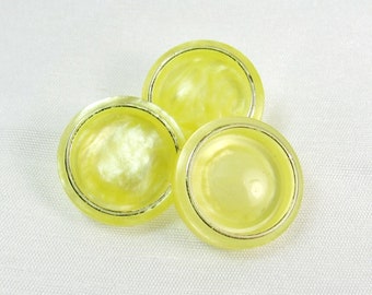 Bordure dorée : 11/16 po. (18 mm) boutons jaune citron • Lot de 3 boutons vintage anciens assortis
