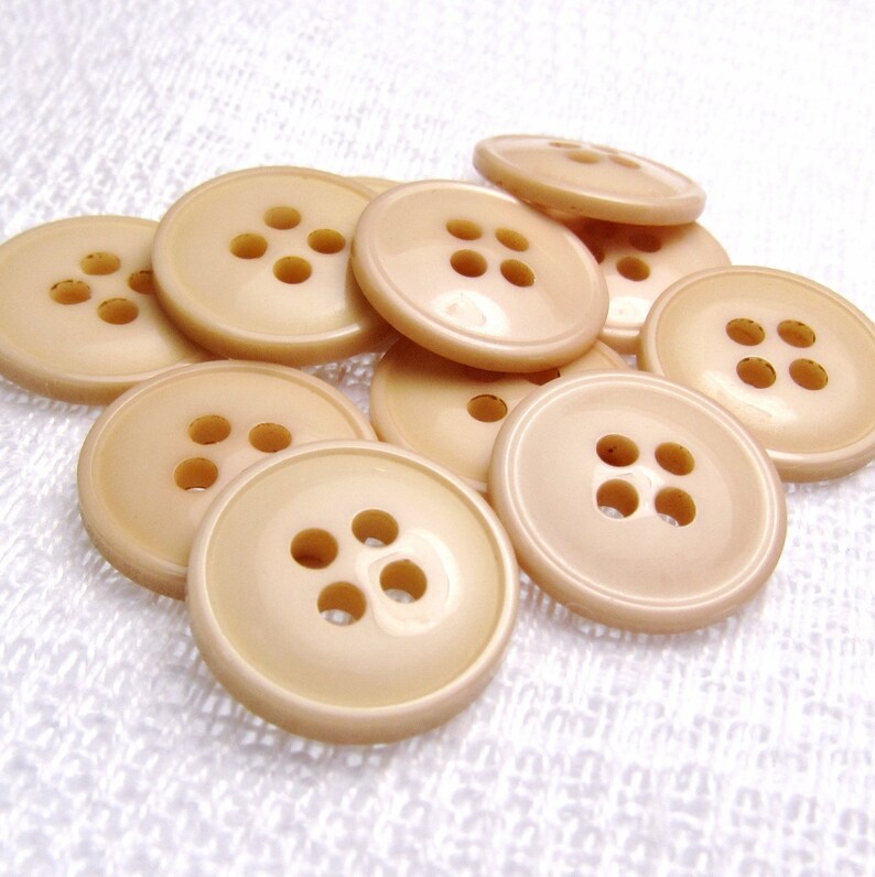 Set of 11 Vintage New Old Stock Matching Buttons Flesh Tone: 916 14mm Glossy Pale Beige-Pink Buttons