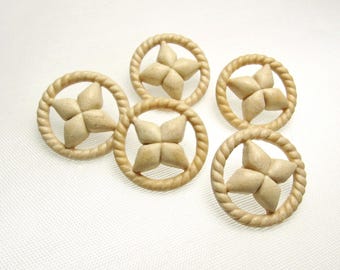Puede incluir: Cinco botones circulares de color beige con un borde exterior de estilo cuerda trenzada y una forma central de estrella de cuatro puntas o flor. Los botones tienen un acabado mate y están dispuestos en grupo. El texto CLEARANCE PRICED! aparece abajo.