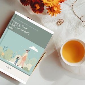Puede incluir: Un libro titulado "Helping Your Child Grow with ABA" con una cubierta azul claro que presenta una ilustración de un padre y un niño. La imagen incluye una taza de té, flores, un bolígrafo y pendientes, creando una escena acogedora y acogedora.
