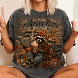 Lustiger Herbst Waschbär PNG, Kürbis Patch Controller Clipart, Herbst Kaffee Meme Tier Sublimationsdesign, digitaler Download Halloween PNG