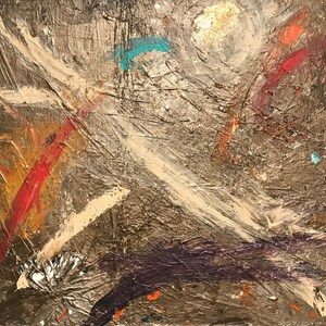 Pode incluir: Pintura abstrata com um fundo castanho texturizado. A pintura apresenta uma linha diagonal branca, pinceladas vermelhas e laranja, e respingos de tinta turquesa e roxa.