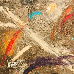 Pode incluir: Pintura abstrata com um fundo texturizado em tons de marrom, dourado e branco. A pintura apresenta uma forma de X branca, linhas vermelhas e laranja e acentos azuis e roxos.
