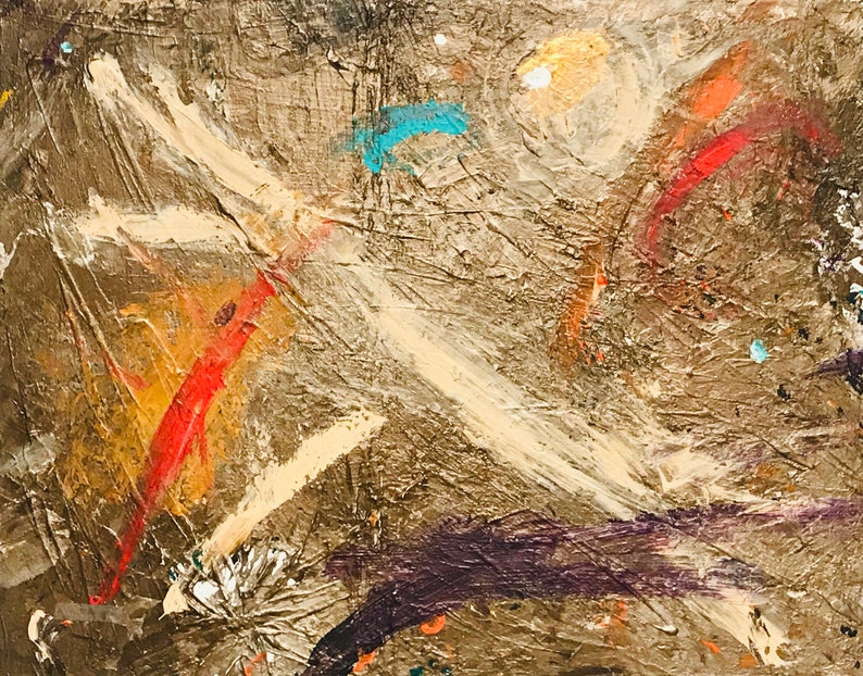 Pode incluir: Pintura abstrata com um fundo texturizado em tons de marrom, dourado e branco. A pintura apresenta uma forma de X branca, linhas vermelhas e laranja e acentos azuis e roxos.