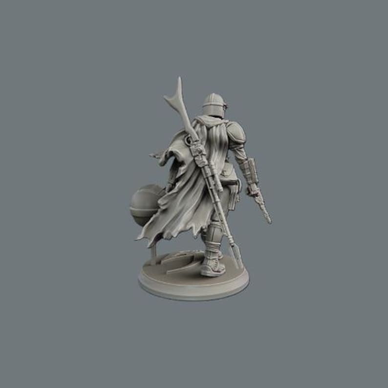 K&ouml;nnte beinhalten: Graue Figur eines Charakters in R&uuml;stung, Umhang und Helm, der ein Gewehr und einen Speer h&auml;lt. Die Figur steht auf einem runden Sockel mit einem globusartigen Objekt. Das Design deutet auf ein Science-Fiction- oder Fantasy-Thema hin.