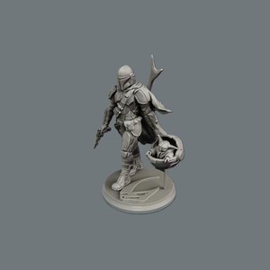 K&ouml;nnte beinhalten: Graue Figur eines Charakters in R&uuml;stung, der einen Blaster h&auml;lt und eine kleine Kapsel mit einem Wesen darin tr&auml;gt. Die Figur steht auf einem runden Sockel mit einem Logo. Der Charakter tr&auml;gt einen Helm und einen Umhang.