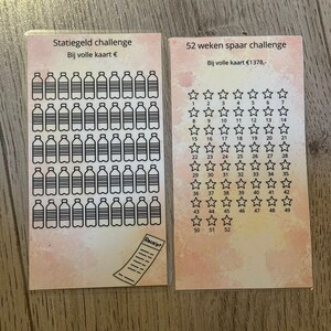 以下が含まれることがあります： オランダ語のテキストが書かれた2枚のカード。1枚のカードにはボトルのイラストと「Statiegeld challenge」というテキストが書かれています。もう1枚のカードには星のイラストと「52 weken spaar challenge」というテキストが書かれています。どちらのカードもピンクと白の水彩画の背景です。
