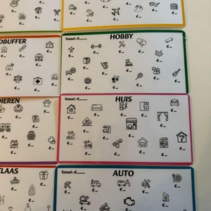 Puede incluir: Un conjunto de tarjetas blancas con dibujos lineales negros y texto en holand&eacute;s. Las tarjetas est&aacute;n categorizadas con palabras como "KERST" y "VAKANTIE". Cada tarjeta tiene un borde de color e incluye iconos y un espacio para un importe total.