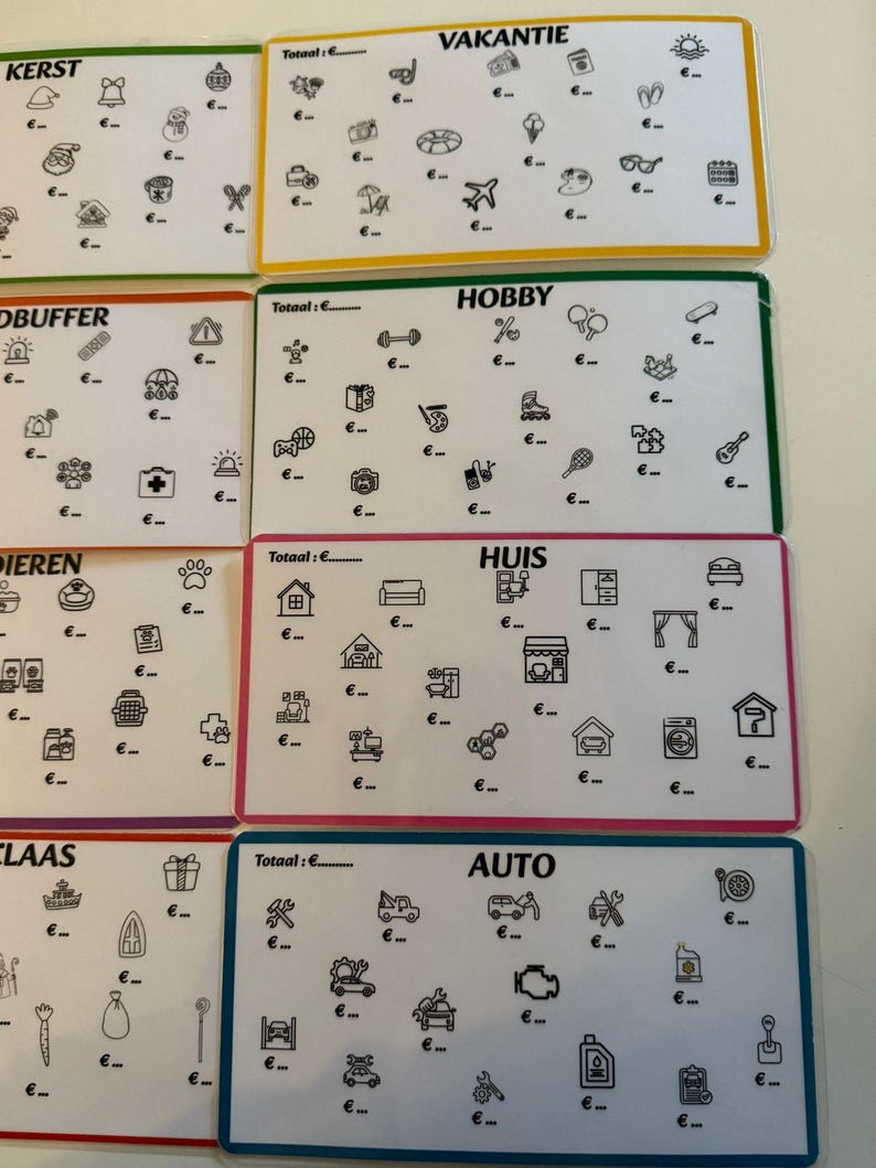 Puede incluir: Un conjunto de tarjetas blancas con dibujos lineales negros y texto en holand&eacute;s. Las tarjetas est&aacute;n categorizadas con palabras como "KERST" y "VAKANTIE". Cada tarjeta tiene un borde de color e incluye iconos y un espacio para un importe total.