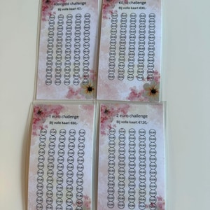 Op de afbeelding: Vier spaaruitdagingskaarten met bloemthema. Elke kaart heeft een raster van cirkels met bedragen zoals €0,50, €1,00 en €2,00. De kaarten zijn gelabeld met het uitdagingsbedrag en het totale spaardoel.