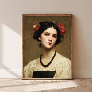 Puede incluir: Retrato enmarcado de una mujer con cabello oscuro adornado con rosas rojas. Lleva un collar de cuentas negro, pendientes a juego y una blusa color crema con un corpiño negro. La obra de arte se exhibe sobre un suelo de madera.