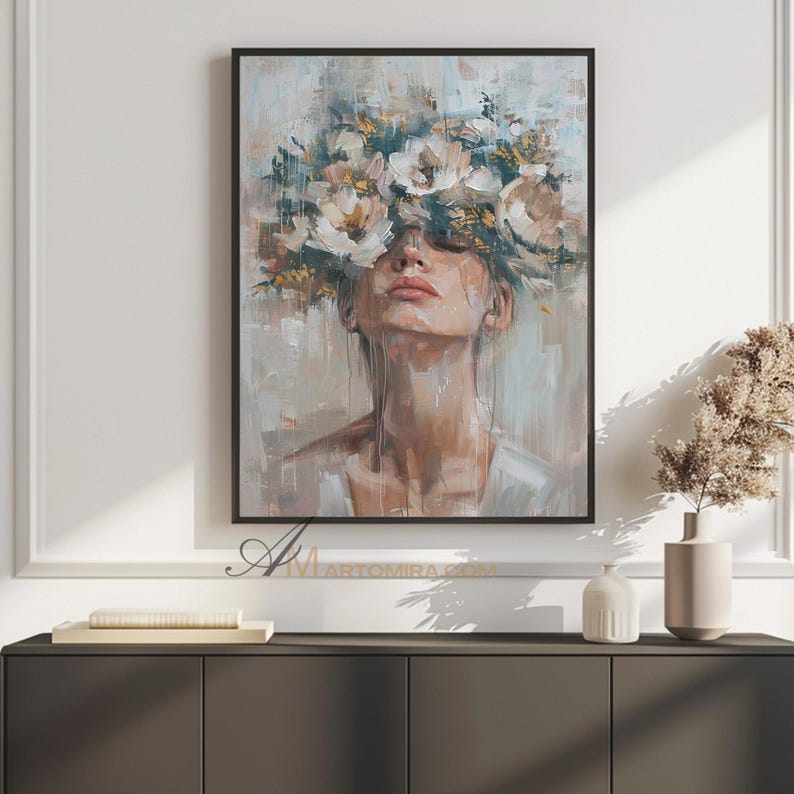 K&ouml;nnte beinhalten: Gerahmtes &Ouml;lgem&auml;lde einer Frau mit Blumenkrone. Das Kunstwerk verwendet eine ged&auml;mpfte Farbpalette und weiche Pinselstriche, wodurch eine vertr&auml;umte &Auml;sthetik entsteht. Das Gesicht der Frau wird teilweise von den Blumen verdeckt, was ein Element des Geheimnisses hinzuf&uuml;gt.