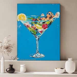 Puede incluir: Una vibrante pintura de estilo pop art representa a una mujer relajándose en una copa de martini gigante llena de flores, una rodaja de limón y hielo. El fondo es azul brillante, creando un contraste llamativo. La obra de arte es una pieza divertida y colorida.
