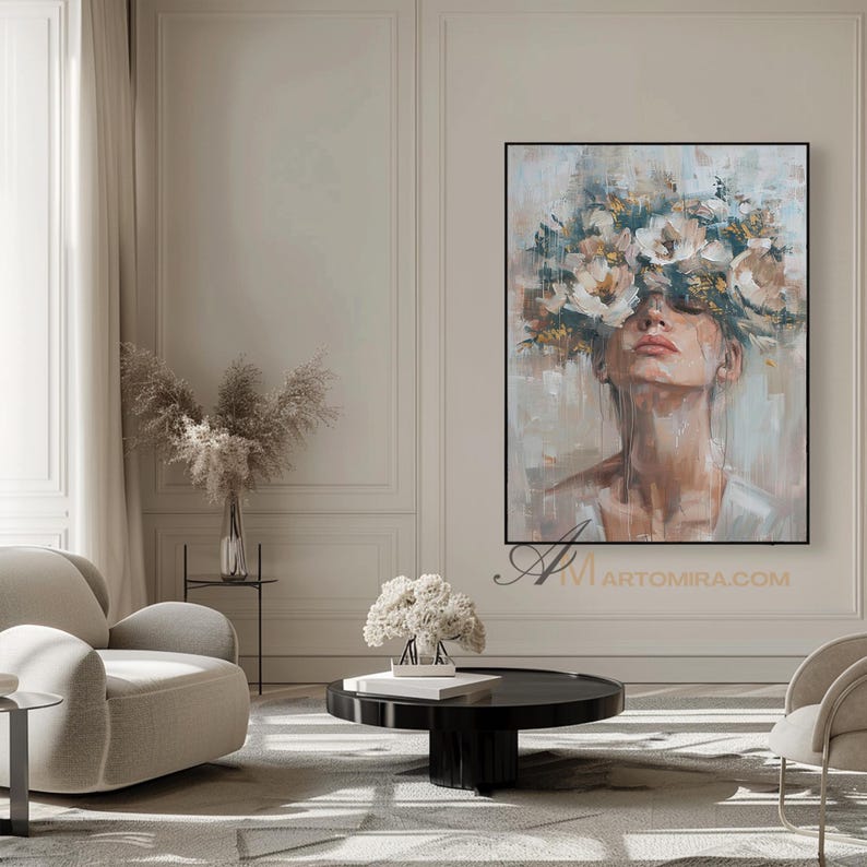 K&ouml;nnte beinhalten: Gerahmtes Gem&auml;lde einer Frau mit geschlossenen Augen und einem Blumenkranz. Das Kunstwerk verwendet eine ged&auml;mpfte Farbpalette aus Beige, Wei&szlig; und Hellblau, wodurch eine ruhige &Auml;sthetik entsteht. Das Kunstwerk wird in einem modernen Wohnzimmer gezeigt.