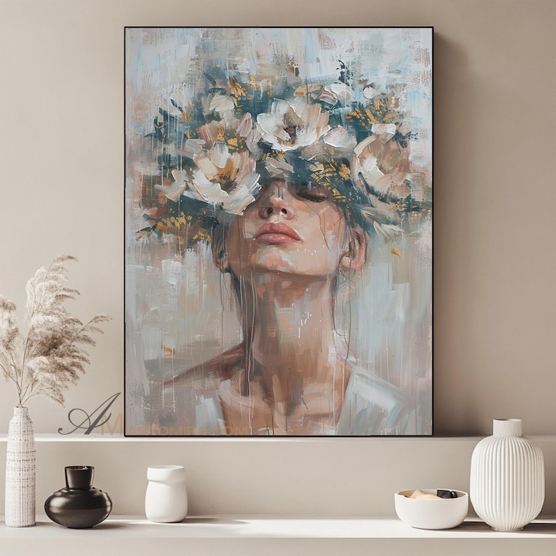K&ouml;nnte beinhalten: &Ouml;lgem&auml;lde auf Leinwand, das eine Frau mit geschlossenen Augen und einem Blumenkranz zeigt. Das Kunstwerk verwendet eine ged&auml;mpfte Farbpalette aus Beige, Wei&szlig; und Hellblau mit sichtbaren Pinselstrichen. Das Gesicht der Frau ist der Mittelpunkt, mit einem ruhigen Ausdruck.
