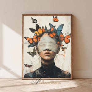 Puede incluir: Impresión artística enmarcada que presenta a una mujer con los ojos vendados y una corona de mariposas en tonos naranja, azul y negro. La obra de arte tiene un estilo pictórico texturizado, con un cuello alto oscuro y un fondo neutro.