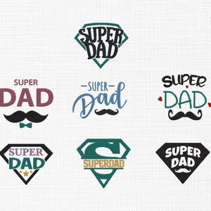 Può includere: Una collezione di sette design "Super Papà" in vari stili. I design presentano testo, baffi, papillon e forme di diamante in colori come verde acqua, bordeaux e nero. Lo sfondo è un tessuto chiaro e strutturato.