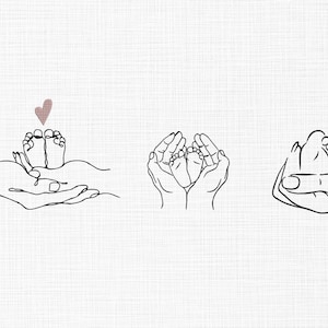 Può includere: Illustrazione di arte lineare di piedini di bambino in mani. L'immagine presenta tre disegni separati di mani che tengono i piedini del bambino. Un disegno include un piccolo cuore rosa sopra i piedi. L'arte è in nero su sfondo bianco.