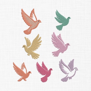 Può includere: Disegni di colombe ricamate in vari colori, tra cui corallo, verde acqua, giallo, rosa e lavanda. Gli uccelli sono raffigurati in volo, con dettagliati motivi di ali e piume. Adatto per progetti di ricamo.