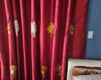 Cortinas rojas bordadas a medida con detalles florales – Hechas por encargo