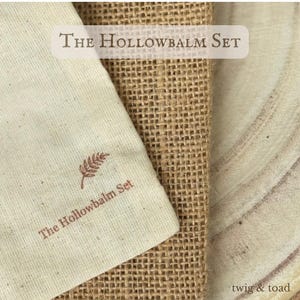Puede incluir: Imagen de un conjunto de productos, con el texto "The Hollowbalm Set" en un rect&aacute;ngulo claro. Se ve una bolsa de lona beige con un dise&ntilde;o de hoja marr&oacute;n y el texto "The Hollowbalm Set". El fondo incluye arpillera y una tela estampada.