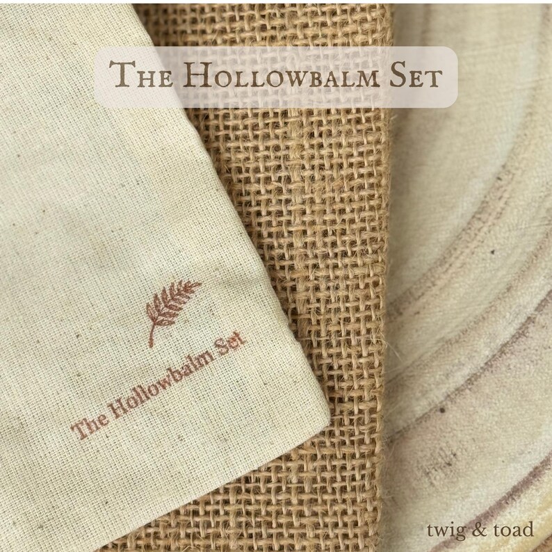 Puede incluir: Imagen de un conjunto de productos, con el texto "The Hollowbalm Set" en un rect&aacute;ngulo claro. Se ve una bolsa de lona beige con un dise&ntilde;o de hoja marr&oacute;n y el texto "The Hollowbalm Set". El fondo incluye arpillera y una tela estampada.