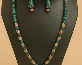 Conjunto de joyas de terracota hechas a mano: collar y pendientes de arcilla verde estilo bohemio