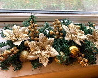 Goldener Weihnachtsswag: Elegantes Feiertagsmantel-Mittelstück