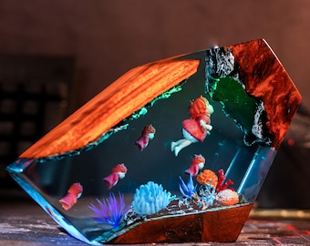 Lampada in resina di Ponyo dello Studio Ghibli, luce notturna con diorama oceanico realizzata a mano, regalo unico per fan degli anime, decorazione kawaii per la scrivania, complemento d'arredo