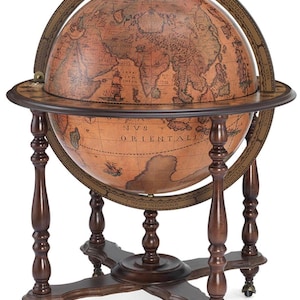 Peut inclure: Un globe de style vintage avec une carte du monde détaillée, posé sur un support en bois brun foncé. Le globe présente une palette de couleurs chaudes et antiques et est entouré d'un anneau méridien de couleur laiton. Le support a des pieds ornés et une étagère inférieure.