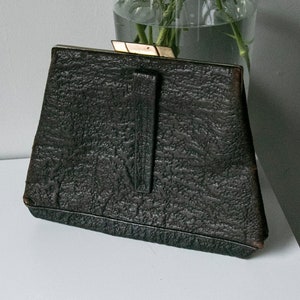 Bolsa clutch de couro preto da década de 1950