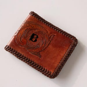Cartera de piel repujada de los años 70 con monograma B floral del oeste