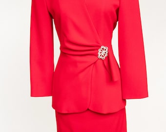 Garnitur Carolina Herrera z lat 90. z czerwoną krepą i jedwabną spódnicą i kurtką S/XS