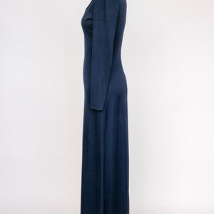 Puede incluir: Un vestido largo de maxi azul marino con mangas largas y escote en V. El vestido est&aacute; hecho de una tela suave y el&aacute;stica y tiene un corpi&ntilde;o ajustado y una falda fluida.