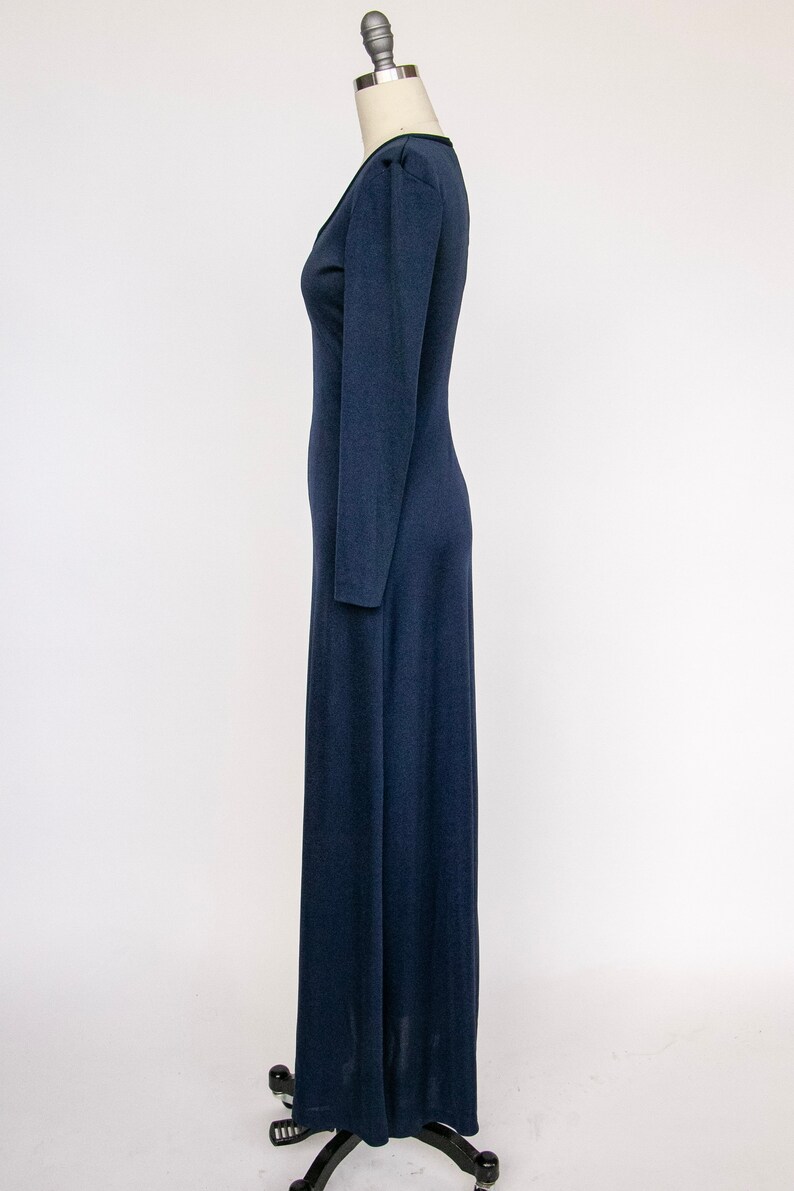 Puede incluir: Un vestido largo de maxi azul marino con mangas largas y escote en V. El vestido est&aacute; hecho de una tela suave y el&aacute;stica y tiene un corpi&ntilde;o ajustado y una falda fluida.