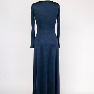 Puede incluir: Un vestido largo de maxi azul marino con mangas largas y un corpi&ntilde;o ajustado. El vestido est&aacute; hecho de una tela suave y el&aacute;stica y tiene un dise&ntilde;o simple y elegante.