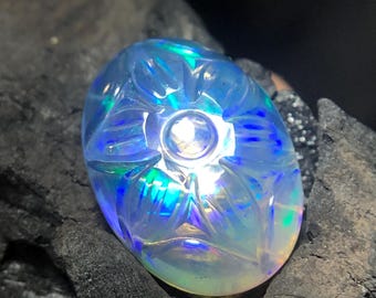 Ópalo blanco tallado a mano de 8,7 ct con fuego azul verdoso: piedra preciosa natural ovalada tallada a mano.