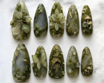 Unghie finte effetto muschio della foresta fatata, unghie floreali 3D botaniche, nail art cottagecore a tema bosco, unghie finte verdi riutilizzabili fatte a mano.