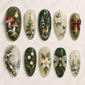 Puede incluir: Un juego de diez uñas postizas ovaladas con detalladas ilustraciones navideñas. Los diseños incluyen setas rojas con una linterna, pinos nevados, un ciervo, flores blancas, lazos rojos con cascabeles, lirios de los valles y flores de pascua.