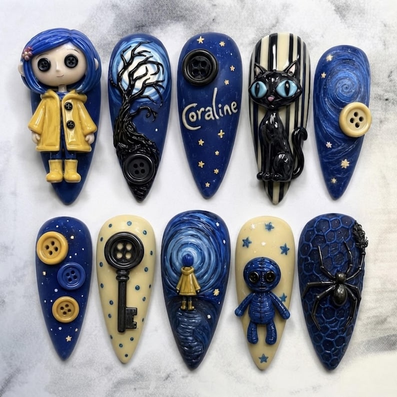 Puede incluir: Un juego de diez u&ntilde;as postizas en forma de almendra con dise&ntilde;os de Coraline. El set incluye figuras en 3D de un personaje con impermeable amarillo, un gato negro, una mu&ntilde;eca azul, una ara&ntilde;a, botones, una llave y un &aacute;rbol, en azul y crema.