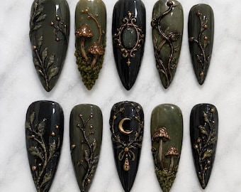 Unghie finte gotiche a tema foresta incantata, stile cottagecore dark, con porta delle fate, muschio e funghi 3D in gel, unghie fatte a mano a tema bosco.