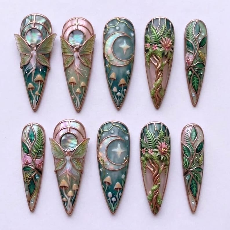 Pu&ograve; includere: Un set di dieci unghie finte a mandorla con intricati disegni in 3D. I motivi includono figure di fate iridescenti, lune crescenti con stelle, alberi dettagliati con fiori rosa e un rigoglioso fogliame verde con piccoli funghi.