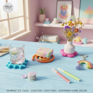 Puede incluir: Un bodegón colorido con un vaso de agua con hielo y una rodaja de lima, un jabonera colorida y un pequeño jarrón con flores secas. La escena incluye un llavero de arcoíris, posavasos y rotuladores sobre una superficie azul claro. Texto: 3D PRINT STL FILES - COASTER / SOAP DISH - DOPAMINE HOME DECOR.