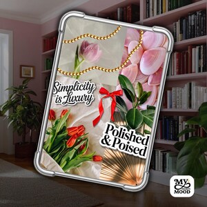 Peut inclure: Image numérique avec un collage d'arrangements floraux, dont des tulipes rouges et des fleurs roses, avec des accents de perles dorées et les phrases "Simplicité est Luxe" et "Polished & Poised". L'image est encadrée d'une bordure argentée.