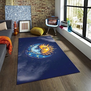 Könnte beinhalten: Ein rechteckiger, dunkelblauer Teppich mit einem Himmelsdesign. Der Teppich zeigt einen Mond und eine Sonne mit einem Gesicht, umgeben von Sternen. Das Design ist in Gelb-, Blau- und Weißtönen gehalten und schafft ein kosmisch Thema.