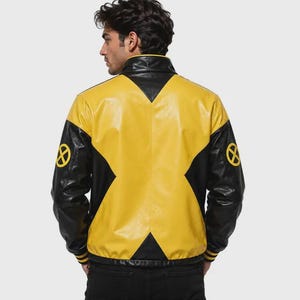 Pu&ograve; includere: Una giacca in pelle nera e gialla caratterizzata da un grande motivo a forma di X sul retro e loghi circolari gialli degli X-Men su entrambe le maniche. La giacca presenta un colletto alto, maniche lunghe con polsini a coste e vita nera.
