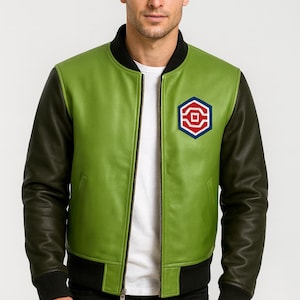 Può includere: Giacca bomber in pelle verde con maniche nere, colletto e orlo a coste neri. La giacca presenta un'emblema rosso, bianco e blu sul petto. Indossata sopra una maglietta bianca e pantaloni neri.