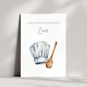 Könnte beinhalten: Eine weiße, rechteckige Grußkarte mit einer Aquarellillustration einer blau-weißen Kochmütze und einem Holzlöffel. Der Text HERZLICHEN GLÜCKWUNSCH und der Name Lars sind in schwarzer Schrift über den illustrierten Küchenutensilien gedruckt.