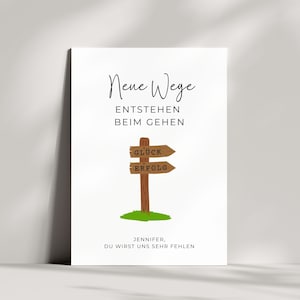 Può includere: Una carta bianca con la frase tedesca "Neue Wege entstehen beim Gehen" in scrittura nera. Sotto, un cartello stradale in legno indica "Glück" e "Erfolg". In basso si legge "Jennifer, du wirst uns sehr fehlen."