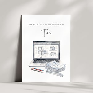Könnte beinhalten: Eine weiße Grußkarte mit dem Text HERZLICHEN GLÜCKWUNSCH und Tim in schwarzer Schrift. Darunter zeigt eine Aquarellillustration einen Laptop mit architektonischen Grundrissen, einen Stapel blau linierter Baupläne und ein Metalllineal.